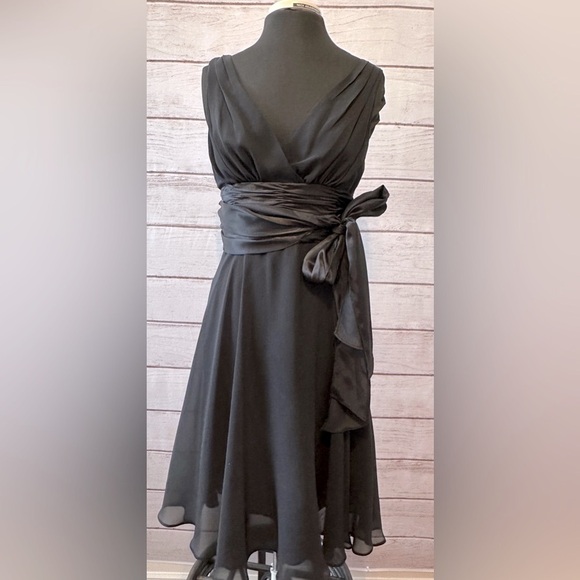 London Times Black Women's Dress size 8 
Semi Formal lightweight Sleeveless - Picture 1 of 4